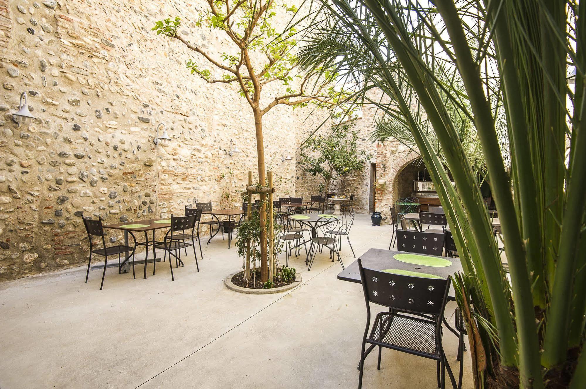 Hotel" La Tour De L'Horloge " Rivesaltes Exteriör bild